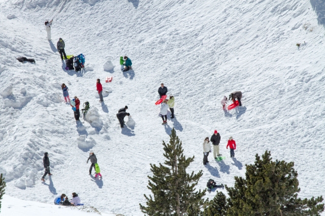 Niños, trineos y raquetas de nieve en Tuixent - Mammaproof Barcelona